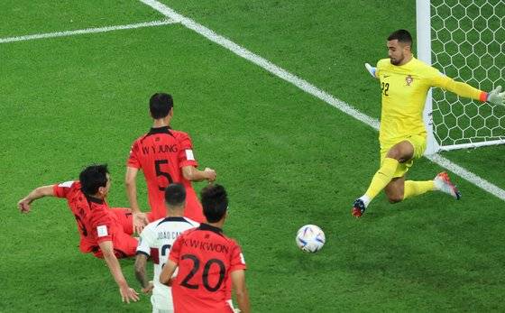 3일 오전(한국시간) 카타르 알라이얀의 에듀케이션 시티 스타디움에서 열린 2022 카타르 월드컵 조별리그 H조 3차전 대한민국과 포르투갈 경기. 전반 한국 김영권이 동점골을 넣고 있다.연합뉴스