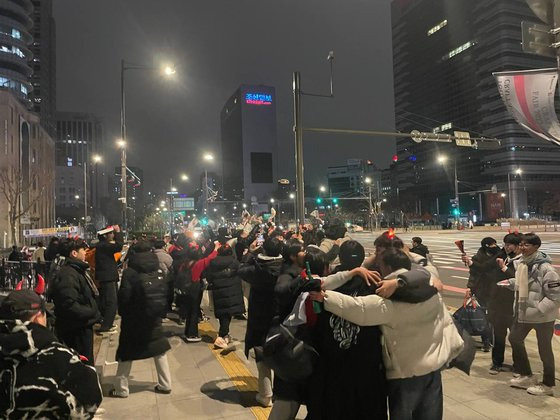 한국의 카타르 월드컵 16강 진출이 확정된 3일 오전 2시쯤, 거리응원을 마친 시민들이 광화문역으로 이동하며 응원가를 부르고 있다. 김정재 인턴기자