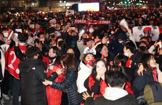 3일 새벽 서울 종로구 광화문광장에서 열린 2022 카타르 월드컵 H조 3차전 한국과 포르투갈 경기 합동 응원에 나선 붉은 악마들이 한국의 16강 진출 성공에 환호하고 있다. 연합뉴스