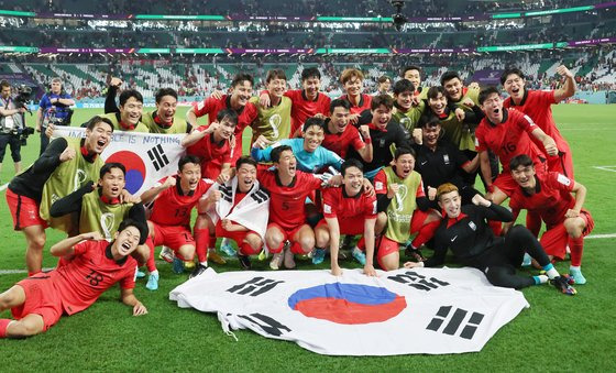 포르투갈전 역전승으로 16강 진출을 확정지은 이후 기념촬영하는 축구대표팀. 김현동 기자