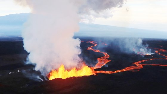 지난달 30일 미국 하와이 빅아일랜드의 마우나 로아 화산이 용암을 분출하고 있다. 미국 지질조사국에서 촬영한 항공사진. AFP=연합뉴스
