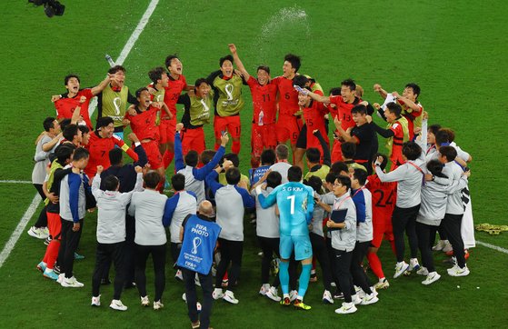 지난 2일 한국 국가대표팀이 2022카타르월드컵 16강 진출을 확정지은 뒤 환호하고 있는 모습. 로이터=연합뉴스