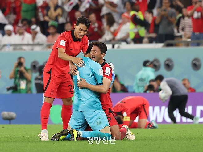 한국 축구국가대표 선수들이 2일(현지시간) 카타르 알라이얀 에듀케이션 시티 스타디움에서 열린 2022 카타르 월드컵 조별리그 H조 포르투갈과의 경기에서 2대1로 승리하자 기뻐하고 있다.  알 라이얀|권도현 기자