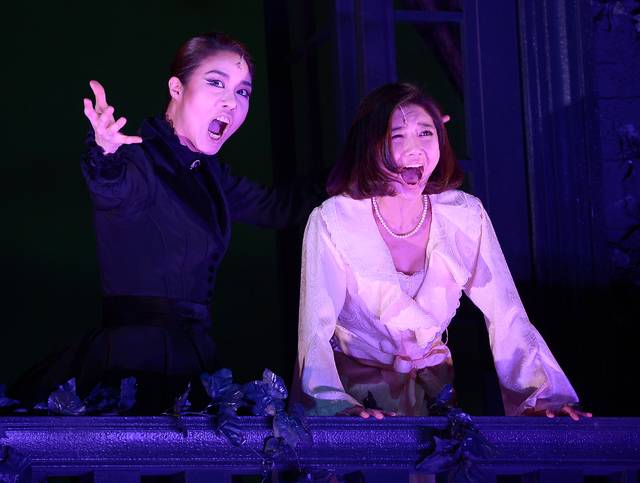 미하엘 쿤체와 실베스터 르베이 콤비가 만든 뮤지컬 ‘모차르트’ (위부터) ‘엘리자벳’ ‘레베카’에서 배우들이 연기를 펼치고 있다. EMK뮤지컬컴퍼니 제공