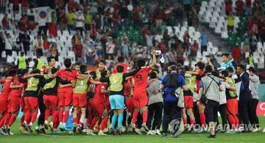 (알라이얀=연합뉴스) 3일 오전(한국시간) 카타르 알라이얀의 에듀케이션 시티 스타디움에서 열린 2022 카타르 월드컵 조별리그 H조 3차전 대한민국과 포르투갈 경기. 포르투갈을 2-1로 이기며 16강 진출에 성공한 한국 선수들이 기뻐하고 있다.