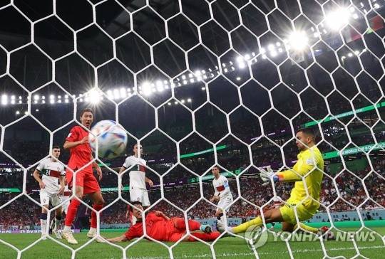 (알라이얀=연합뉴스) 3일 오전(한국시간) 카타르 알라이얀의 에듀케이션 시티 스타디움에서 열린 2022 카타르 월드컵 조별리그 H조 3차전 대한민국과 포르투갈 경기. 전반 한국 김영권이 동점골을 넣고 있다.