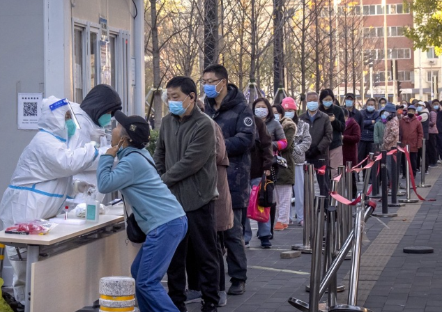 3일 중국 베이징에서 시민들이 PCR 검사를 받고 있다. / 사진= 연합뉴스