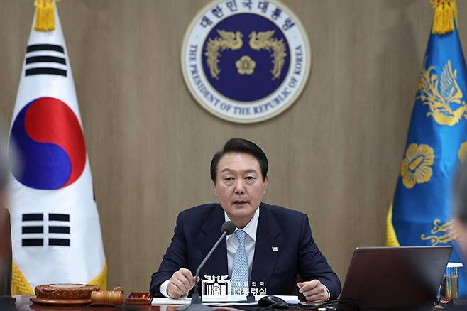 ▲ 11월29일 윤석열 대통령이 국무회의를 주재했다. 이날 윤 대통령은 국무회의에서 운송을 거부하고 있는 벌크시멘트수송차량(BCT) 운송사업자와 차주에 대한 업무개시명령이 발동했다. 사진=대통령실 홈페이지