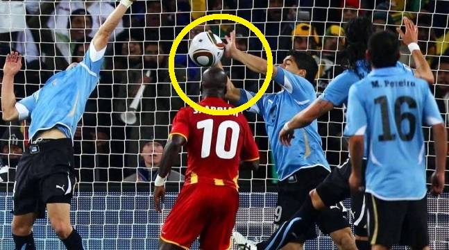 2010년 남아공 월드컵 8강 경기 연장전 중 1대 1로 비기던 상황에서 가나가 쏘아올린 공을 손으로 막는 우루과이 공격수 수아레스. 이후 가나는 승부차기에서 우루과이에 패배했다. [FIFA]