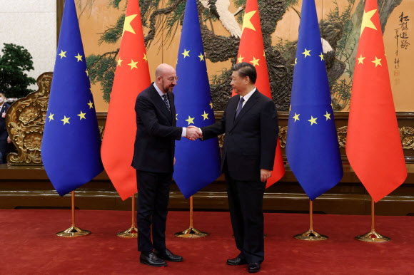 샤를 미셸(왼쪽) 유럽연합(EU) 정상회의 상임의장이 1일(현지시간) 중국 베이징에서 열린 시진핑(오른쪽) 중국 국가주석과의 회담에 참석하고 있다. 2022.12.1 로이터 연합뉴스