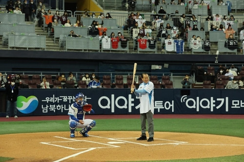 권영세 통일부 장관이 3일 서울 고척스카이돔에서 열린 2022 희망더하기 자선야구대회에서 시타를 하고 있다. /사진제공=통일부