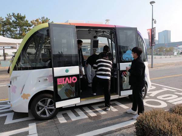 멀티버스플래닛 여수 관람객들이 자율주행 셔틀 차량에 탑승하고 있다.ⓒ시사저널 오종탁