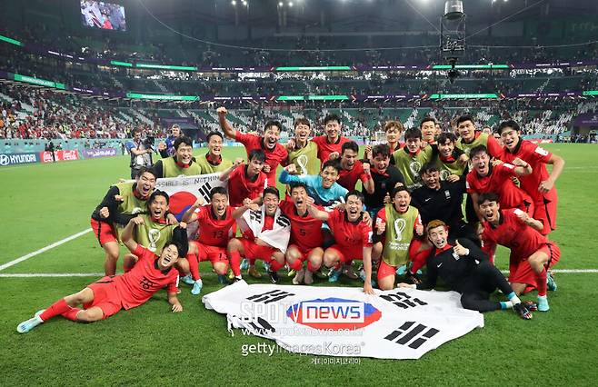 ▲ 2022 카타르 월드컵 16강 진출을 확정한 뒤 환호하는 한국 축구 대표팀