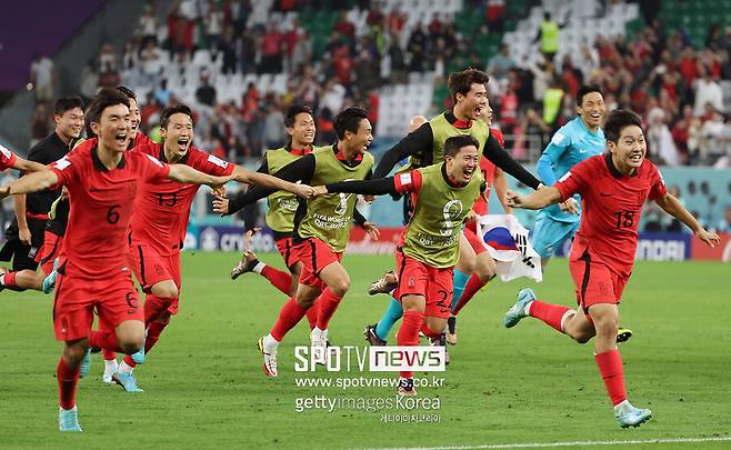 ▲ 2022 카타르 월드컵 16강 진출을 확정한 뒤 세리머니하는 한국 축구 대표팀