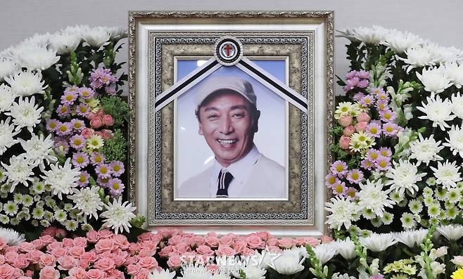 故염동헌 '미소만 남기고'[★포토]