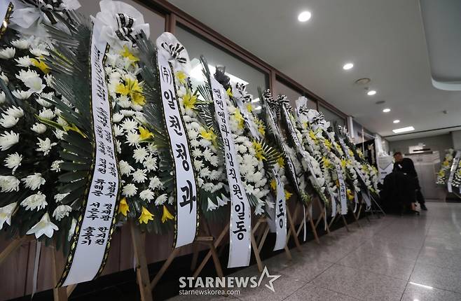 故염동헌 빈소 '많은 동료들의 근조화환'[★포토]