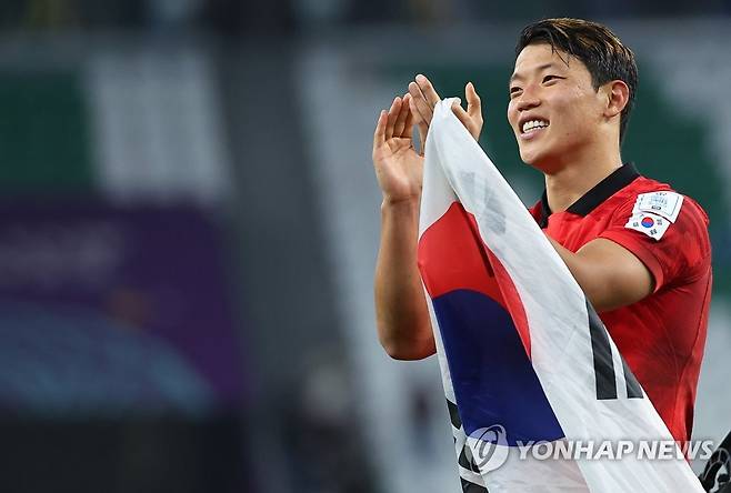 오늘의 히어로 황희찬 (알라이얀=연합뉴스) 김도훈 기자 = 3일 오전(한국시간) 카타르 알라이얀의 에듀케이션 시티 스타디움에서 열린 2022 카타르 월드컵 조별리그 H조 3차전 대한민국과 포르투갈 경기에서 역전 결승골을 넣은 황희찬이 경기 후 팬들을 향해 인사하고 있다. 2022.12.3 superdoo82@yna.co.kr
