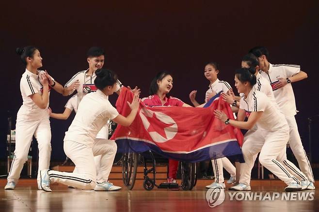 '세계 장애인의 날' 기념하는 북한 장애인 공연단 (평양 AP=연합뉴스) 세계 장애인의 날을 하루 앞둔 2일 북한 평양의 인민문화궁전에서 장애인 공연단이 공연하고 있다. 2022.12.02 clynnkim@yna.co.kr