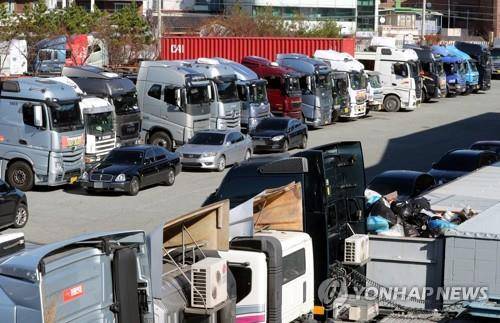 운행 멈춘 화물차 (부산=연합뉴스) 강덕철 기자 = 화물연대 총파업이 9일째인 지난 2일 부산 남구 화물차 주차장에 운행을 멈춘 화물차가 주차돼있다. 2022.12.2