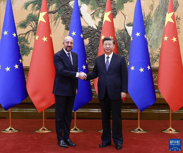 시진핑 중국 국가주석(오른쪽)과 샤를 미셸 유럽연합(EU) 이사회 상임의장.(사진=중국 외교부)