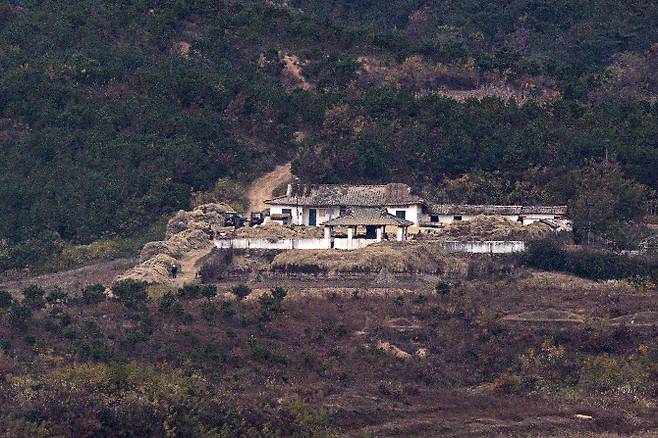 경기도 파주시 오두산 통일전망대에서 바라본 북한 황해북도 개풍군에서 주민들이 분주히 농사일을 하고 있다. (사진=연합뉴스)