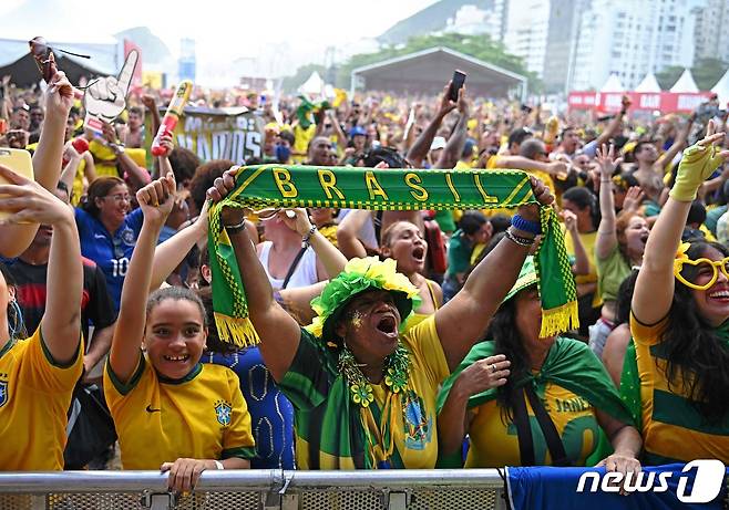 브라질은 28일(한국시간) 카타르 도하의 스타디움 974에서 펼쳐진 2022 국제축구연맹(FIFA) 카타르 월드컵 G조 조별리그 2차전에서 스위스를 1-0으로 제압한 가운데 리우데자네이루 코파카바나 비치에서 축구팬들이 포효하고 있다. ⓒ AFP=뉴스1 ⓒ News1 최종일 기자