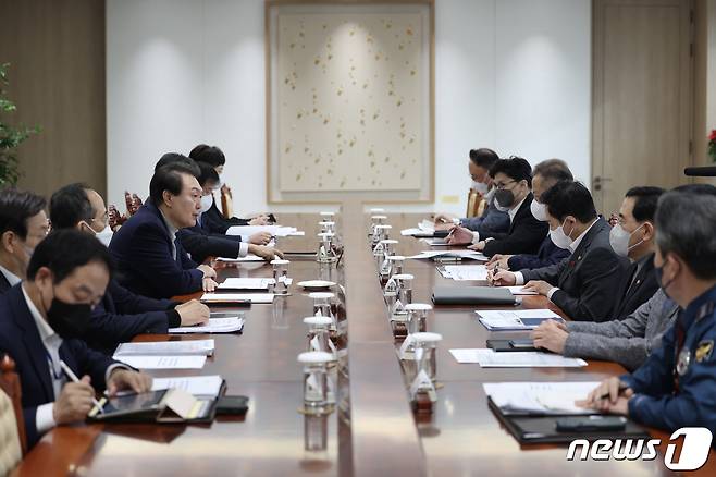 윤석열 대통령이 4일 용산 대통령실 청사에서 화물연대 집단 운송거부 관련 관계 장관 대책회의를 주재하고 있다. (대통령실 제공) 2022.12.4/뉴스1 ⓒ News1 오대일 기자