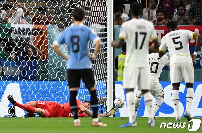 페널티킥을 실축하는 아예우 ⓒ AFP=뉴스1