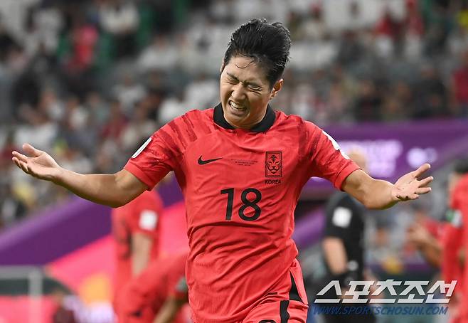 한국축구대표팀 이강인이 28일(한국시간) 카타르 알라얀 에듀케이션 시티 스타디움에서 열린 가나와의 경기에서 팬들에게 환호를 유도하고 있다. 알라이얀(카타르)=송정헌 기자songs@sportschosun.com/2022.11.28/