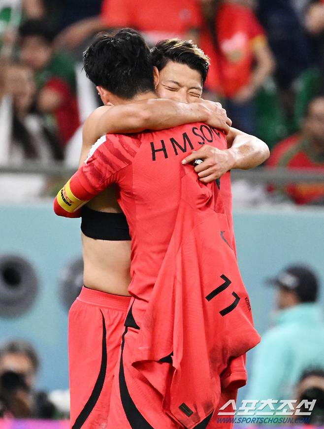 3일(한국시각) 카타르 도하 알라이얀의 에듀케이션 시티 스타디움에서 한국과 포르투갈의 경기가 열렸다. 황희찬이 후반 역전골을 성공시켰다. 손흥민과 포옹을 나누는 황희찬. 알라이얀(카타르)=송정헌 기자songs@sportschosun.com/2022.12.03/