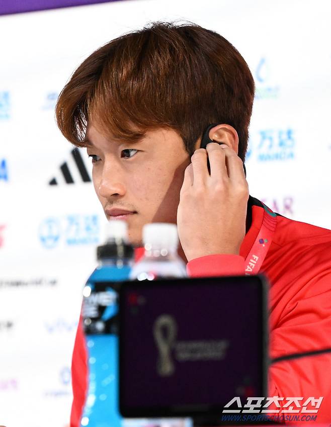 브라질과 16강전을 앞둔 축구대표팀 벤투 감독과 김진수가 공식 기자회견에 참석했다. 질문에 답하고 있는 김진수. 도하(카타르)=송정헌 기자songs@sportschosun.com/2022.12.04/