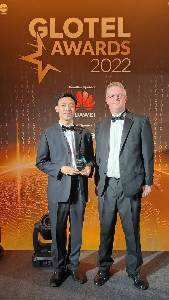 SK텔레콤 양기석 매니저(왼쪽)가 지난 2일 '글로벌 텔레콤 어워드 2022' 시상식에서 '최우수 가상화 혁신' 분야에서 수상하는 모습. /SK텔레콤 제공