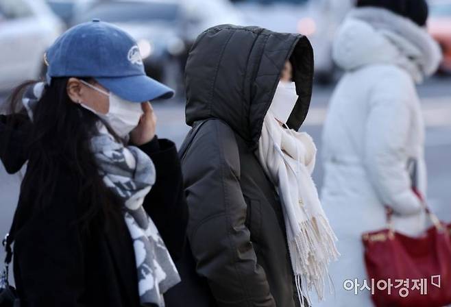 전국 대부분 지역에 한파 특보가 내려지는 등 추위가 절정에 이른 1일 서울 광화문 일대에서 두꺼운 옷차림의 시민들이 출근길 발걸음을 옮기고 있다./김현민 기자 kimhyun81@