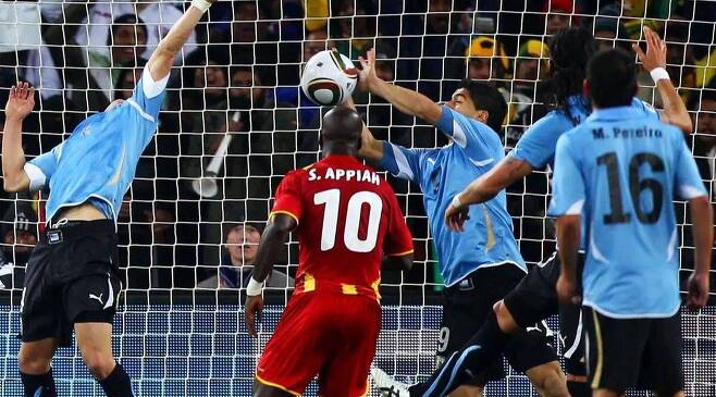 2010년 남아공 월드컵 8강 경기 연장전 1대 1로 비기던 상황에서 가나의 슈팅을 손으로 막아내는 우르과이의 공격수 수아레스 /FIFA 제공
