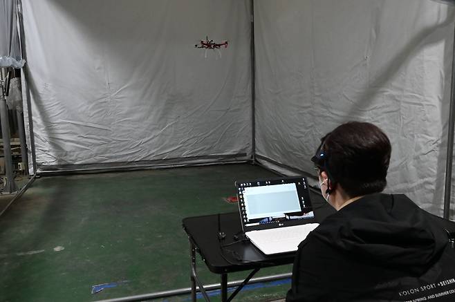 연구원이 뇌파 검출기를 쓰고  이륙 명령을 생각하자 드론이 그대로 따라 했다. 같은 방법으로 드론의 공중 정지비행과 고도 변화도 가능했다./NeuroK2