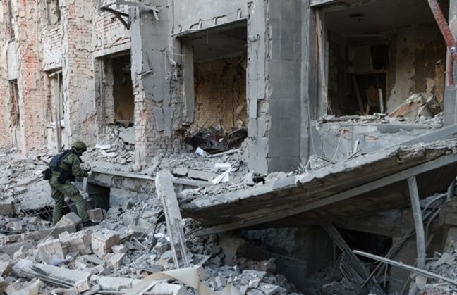 지난 10월 우크라이나 동부의 러시아 점령지인 도네츠크주의 주도 도네츠크시의 시청 건물에 포탄이 떨어져 건물 곳곳이 파괴됐다. ⓒ타스/연합뉴스