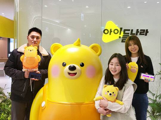 박승규(왼쪽부터) 아이들나라 백엔드 책임, 박현정 아이들나라 콘텐츠팀 선임, 김선경 아이들나라 추천서비스기획팀 책임이 포즈를 취하고 있다. LG유플러스 제공