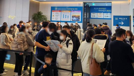 지난 주말 문을 연 모델하우스를 찾은 인파. 사진 이미연 기자