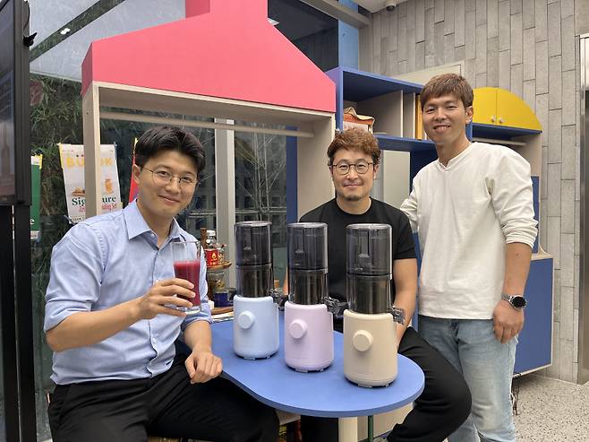 (왼쪽부터) 박성수 휴롬 한국영업팀 과장, 이설 제품디자인 팀장, 전정현 개발팀 과장