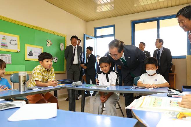 한덕수 총리가 지난 3일(현지시간) 가나 테마시에 위치한 한인학교를 방문, 우리 동포 학생들과 현지 한글 보급에 힘쓰고 있는 한인 학교 관계자들을 격려했다.