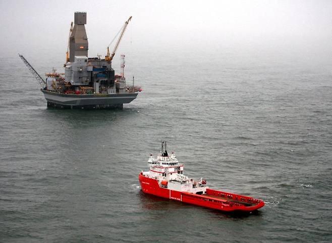 러시아 사할린의 해상 석유시추선 오를란호에서 2006년 10월 10일(현지시간) 한 선박이 빠져나오고 있다. 러시아는 3일 서방의 배럴당 60달러 유가상한제를 거부하고 이를 강제할 경우 감산에 나설 것임을 경고했다. 로이터연합