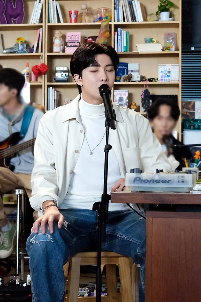 [서울=뉴시스] '타이니 데스크 콘서트(Tiny Desk Concert)' 출연한 RM. 2022.12.03. (사진= 빅히트 뮤직 제공) photo@newsis.com *재판매 및 DB 금지 /사진=뉴시스
