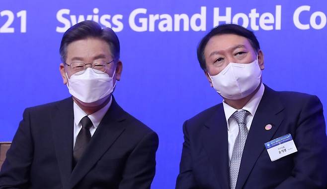 더불어민주당 이재명 대선 후보와 국민의힘 윤석열 대선 후보가 2021년 12월 2일 오전 서울 서대문구 스위스그랜드호텔 컨벤션센터에서 열린 제53회 대한민국 국가조찬기도회에 참석해 있다. 청와대사진기자단