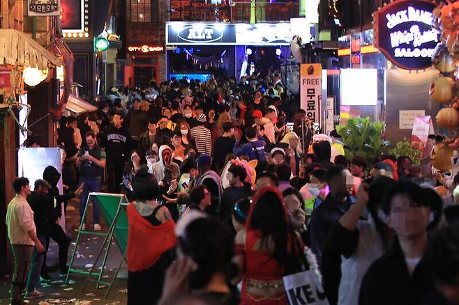 ‘이태원 참사’로 지난 10월30일 새벽 서울 용산구 사고 현장이 통제되는 가운데 인근 거리에 귀가하지 않은 핼러윈 인파가 가득 차 있다. 박종식 기자 anaki@hani.co.kr
