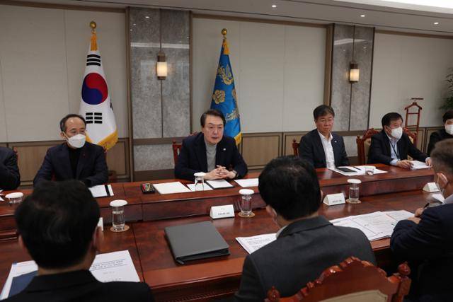 윤석열(왼쪽 두 번째) 대통령이 4일 용산 대통령실 청사에서 화물연대 집단운송거부 대응과 관련한 관계장관회의를 주재하고 있다. 대통령실 제공