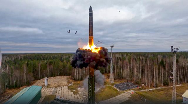 러시아 국방부가 공개한 사진에 지난 10월 26일(현지시간) 러시아 북서부 플레세츠크 우주 기지에서 야르스 대륙간탄도미사일(ICBM)이 시험 발사되고 있는 모습. AP 뉴시스