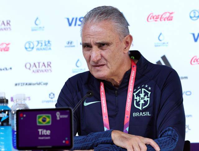 브라질 축구대표팀의 치치 감독이 한국과 브라질의 16강 경기를 하루 앞둔 4일 카타르 알라얀의 메인미디어센터(MMC)에서 열린 공식 기자회견에서 질문에 답을 하고 있다. 알라얀=연합뉴스