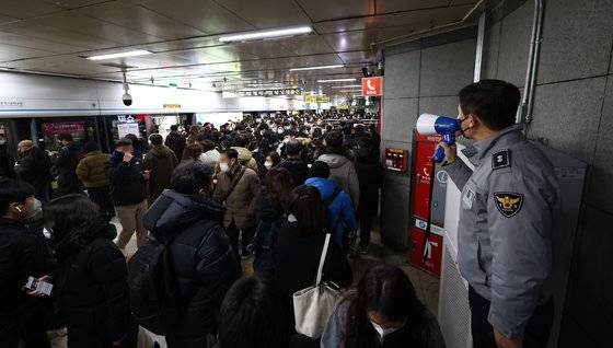 전국철도노동조합이 예고한 파업일을 하루 앞둔 지난 1일 오후 서울 지하철 3ㆍ4호선 충무로역 승강장에서 경찰이 확성기로 질서유지를 하는 모습. 연합뉴스