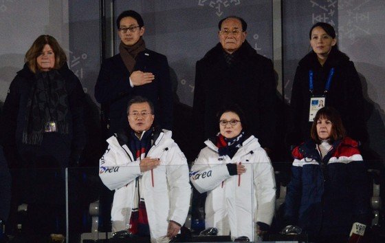 2018년 2월 9일 오후 평창올림픽플라자 내 개·폐회식장에서 진행된 2018 평창동계올림픽 개회식에서 문재인 대통령이 국민의례를 하고 있다. 그 뒤에 북한의 김영남과 김여정이 서 있다. 중앙포토