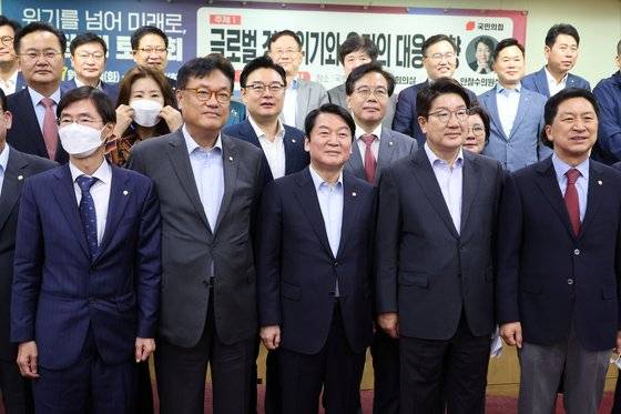 (앞줄 왼쪽부터) 조경태 의원, 정진석 비대위원장, 안철수 의원, 권성동 의원, 김기현 의원이 지난 7월 서울 여의도 국회의원회관에서 열린 위기를 넘어 미래로, 민·당·정 토론회에 앞서 기념 촬영을 하고 있다. 뉴스1